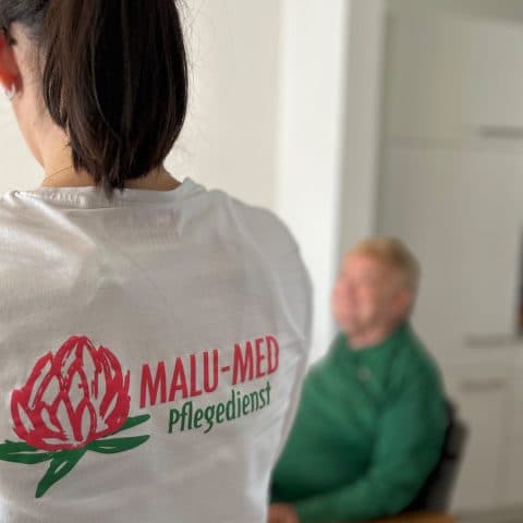 Eröffnung des MALU-MED Pflegedienstes am 04. Oktober 2025 in der Brückenstraße 9 in Birkenau. Maria Danoiu steht vor dem Büro, das mit pink, weiß und grünen Ballons geschmückt ist.